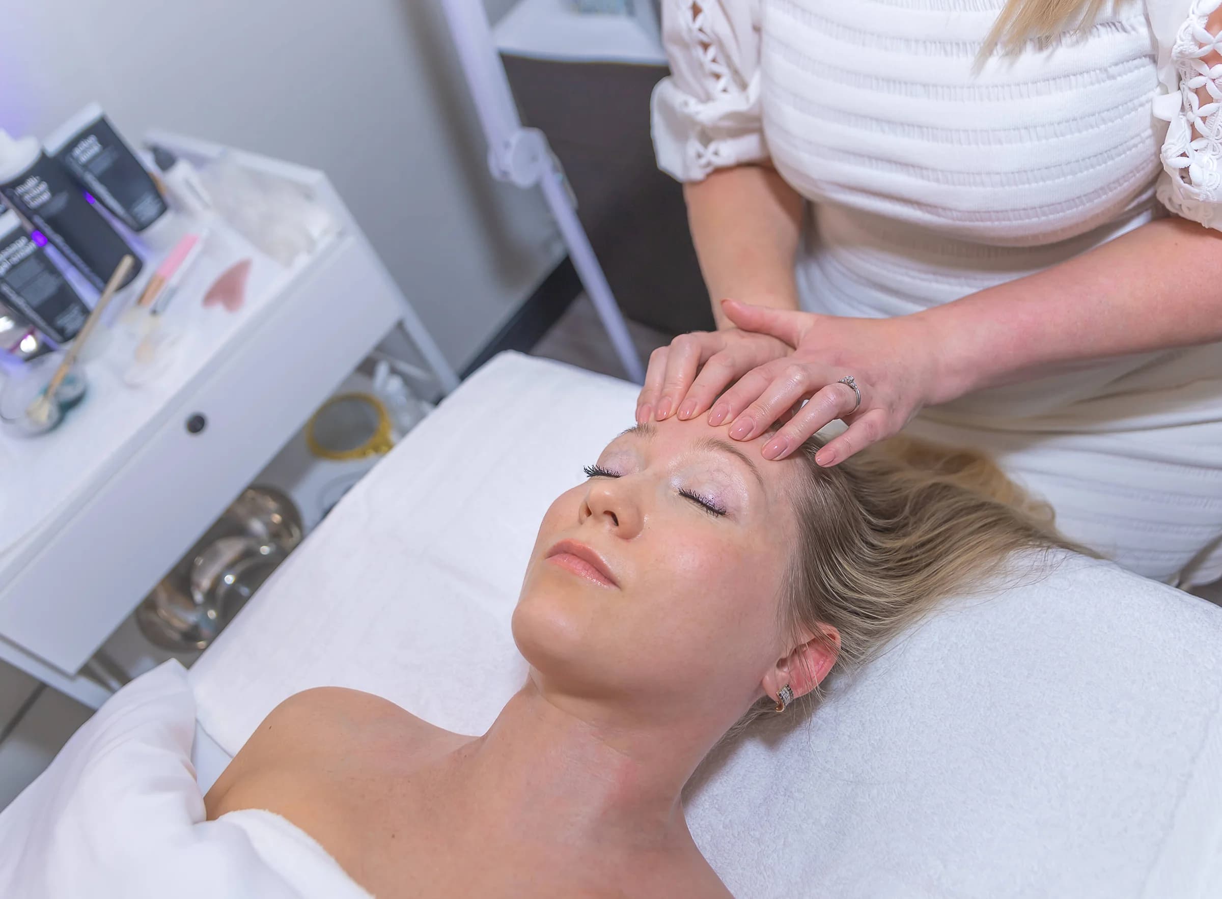 European lymphatic facial massage at Vera Pelle